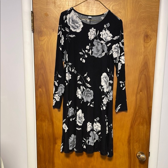 Old Navy Dresses & Skirts - Old Navy Floral Black and Gray Dress